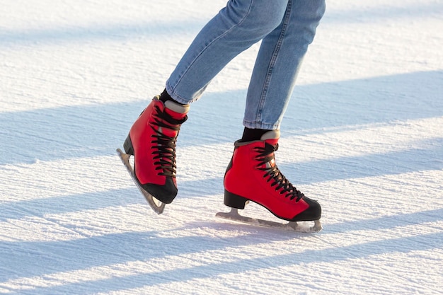 Pessoas Patinando Em Uma Pista De Gelo Passatempos E Lazer Esportes De Inverno Foto Premium 