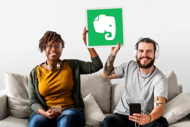 Pessoas segurando um ícone do evernote Foto gratuita
