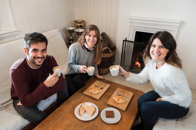 Featured image of post Fotos De Pessoas Tomando Café : A cafeína é uma substância que libera endorfina e ajuda.