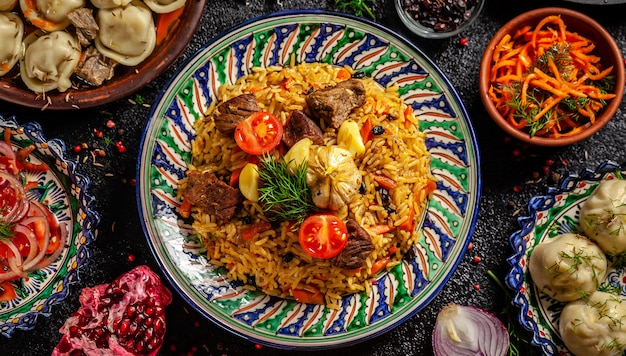 Pilau nacional uzbeque com carne. Foto Premium
