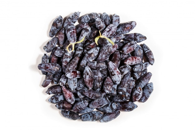 Pilha da madressilva azul (caerulea do lonicera) ou da baga de haskap isolada no fundo branco. Foto Premium