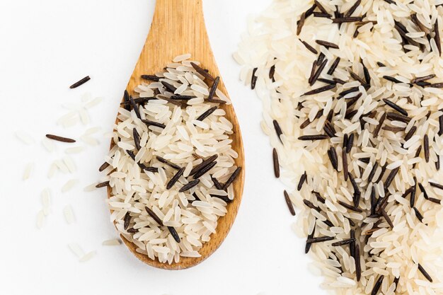 Pilha de arroz integral misto cozido isolado no branco Foto Premium