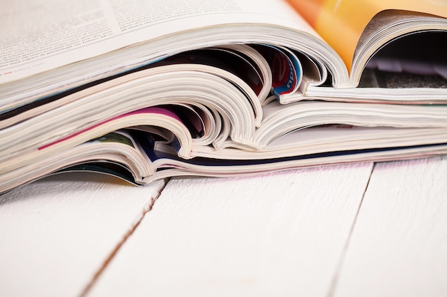 Pilha de revistas coloridas sobre uma mesa Foto gratuita