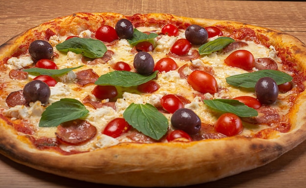 Pizza De Mussarela De Búfala Com Fatias De Pepperoni Tomate Cereja Azeitonas Pretas E Manjericão 7471