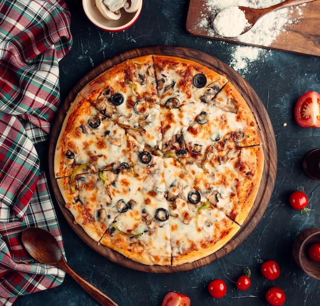 Pizza mista com azeitona, pimentão, tomate Foto Grátis