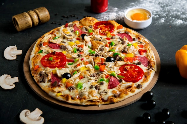 Pizza mista com vários ingredientes Foto Grátis