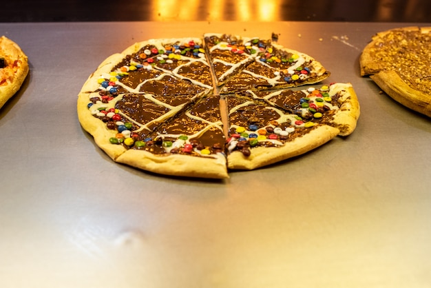 Pizzas de chocolate e doces em um restaurante. Foto Premium