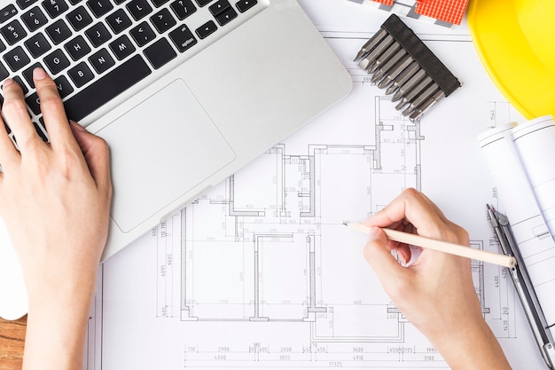 Planejamento de construção com desenhos e acessórios de construção, projetos de construção em papel. o conceito de arquitetura, Foto Premium