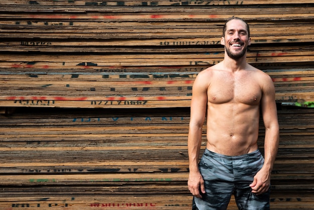 Plano médio de homem sem camisa, com espaço de cópia Foto gratuita