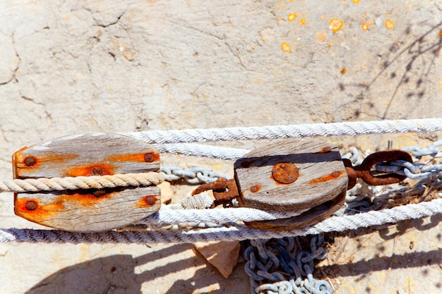 Polia de madeira oxidada envelhecida no porto de mediterrantan Foto Premium