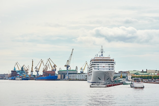 Ponte de guindaste de trabalho no estaleiro e navios de carga em um porto Foto Premium