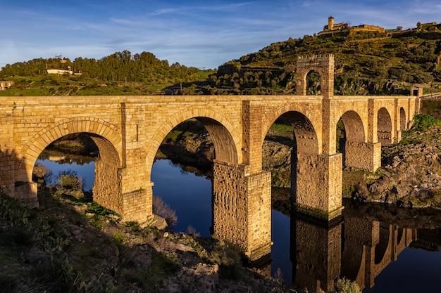 Ponte Romana Antiga De Alcântara. Espanha. | Foto Premium