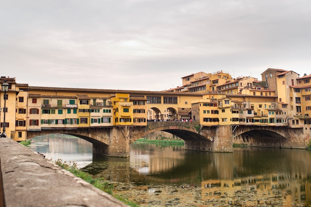 Ponte Vecchio Sobre O Rio Arno Em Floren A It Lia Foto Premium