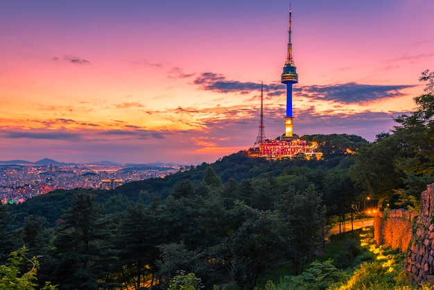 Pôr do sol na torre namsan em seul Foto Premium