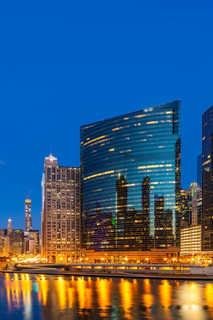 Pôr do sol no centro da noite de chicago Foto Premium