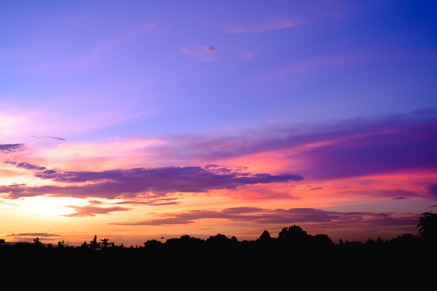 Pôr do sol roxo ao entardecer céu noturno Foto Premium