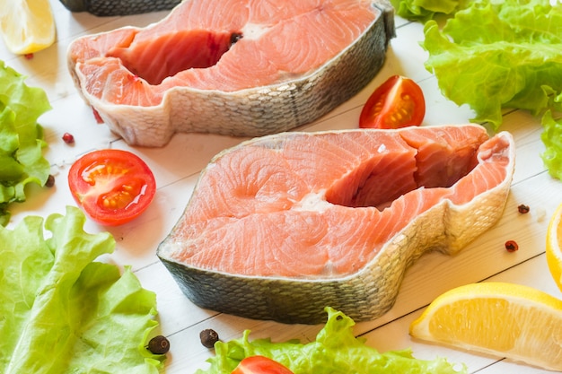 Posta de peixe vermelho cru com limão e especiarias Foto Premium