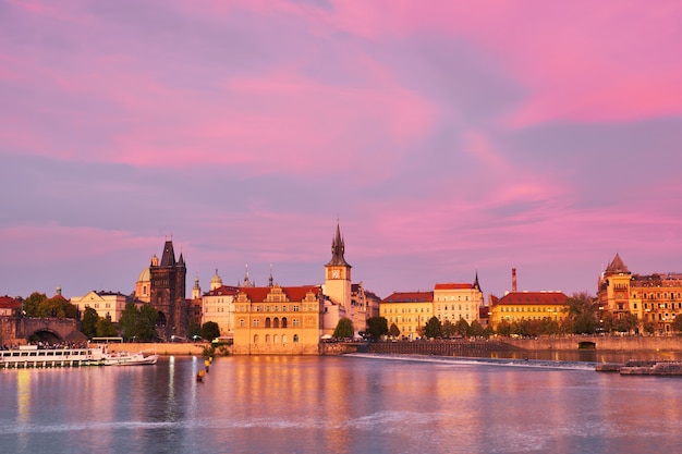 Praga, ribeirinha no pôr do sol com reflexão | Foto Premium