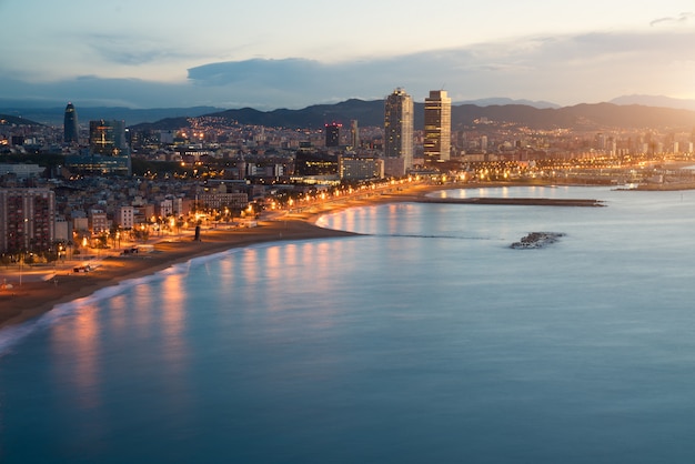 Praia De Barcelona Na Noite De Verao Ao Longo Do Beira Mar Em Barcelona Espanha Mar Mediterraneo Em Sp Foto Premium