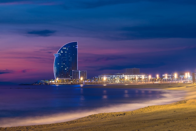 Praia De Barcelona Na Noite De Verao Ao Longo Do Beira Mar Em Barcelona Espanha Foto Premium