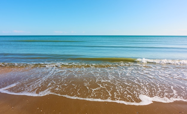 Praia De Mar E Areia Ondas Suaves Ackground Natural Foto Premium