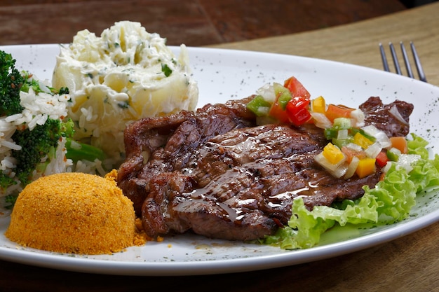 Prato Com Bife Grelhado Arroz Batata Salada Picanha Foto Premium