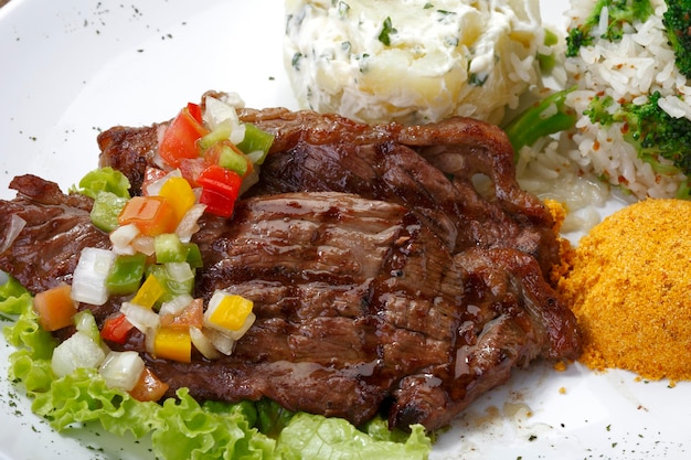 Prato Com Bife Grelhado Arroz Batata Salada Picanha Foto Premium