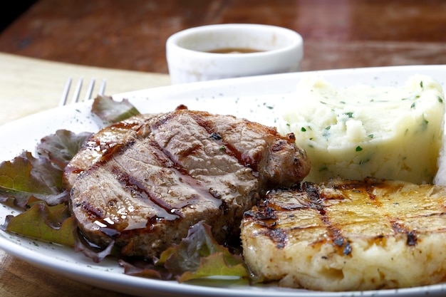 Prato Com Bife Grelhado Arroz Batata Salada Foto Premium