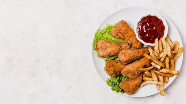 Prato de frango frito com espaço para texto Foto gratuita