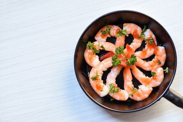 Prato de frutos do mar com camarão camarão gourmet do oceano decore a mesa de jantar cozido com molho de ervas e especiarias na panela Foto Premium