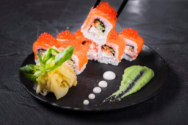 Prato de sushi no restaurante asiático Foto gratuita