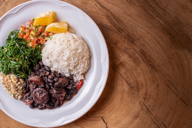 Prato Típico Brasileiro Chamado Feijoada | Foto Premium