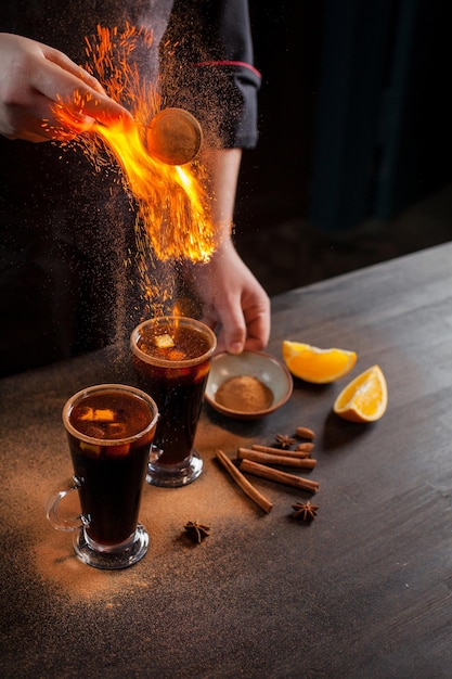 Preparação de vinho quente para servir em restaurante vinho quente na