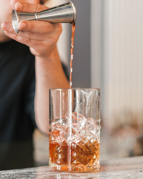 Preparando um coquetel refrescante em um bar Foto gratuita