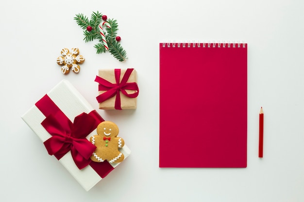 Presente de natal com maquete de notebook Foto gratuita