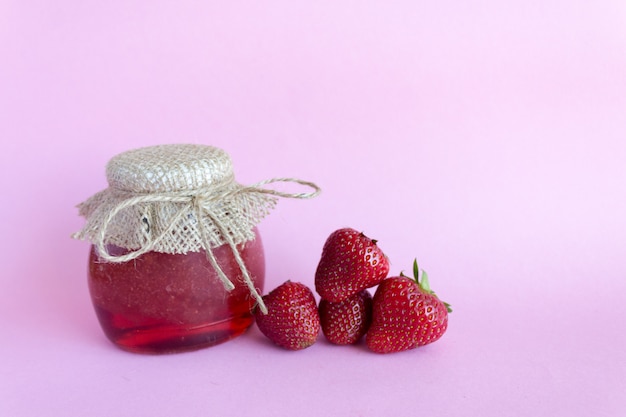 Preservação de verão de geléia. geléia de morango rosa, morangos Foto Premium
