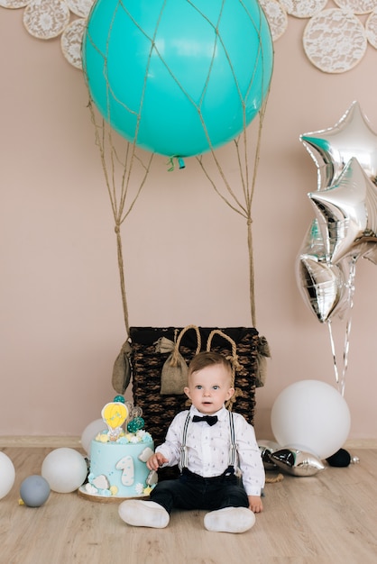 Primeiro Aniversario Do Bebe O Bebe Sorridente Fofo Tem 1 Ano De Idade O Conceito De Uma Festa Infantil Com Baloes Foto Premium