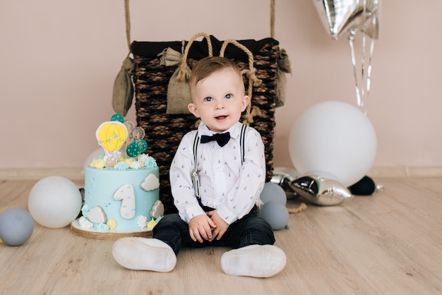 Primeiro Aniversario Do Bebe O Bebe Sorridente Fofo Tem 1 Ano De Idade O Conceito De Uma Festa Infantil Com Baloes Foto Premium