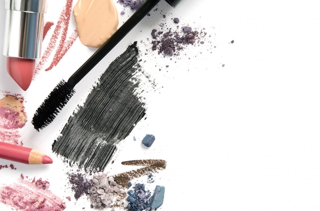 Produtos de maquiagem diferentes em branco Foto Premium