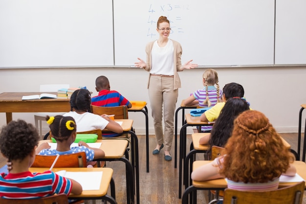 Professor Que D Uma Aula De Matem Tica Na Sala De Aula Foto Premium