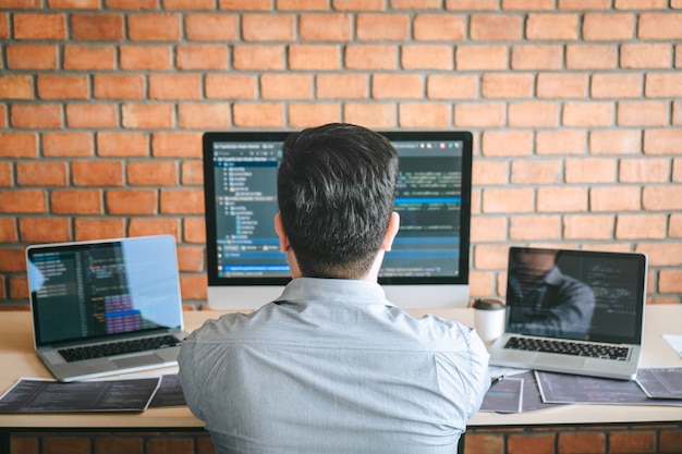 Programador desenvolvedor reunião de cooperação e brainstorming e programação no site Foto Premium