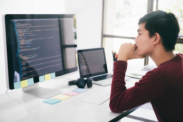Programadores e equipes de desenvolvedores estão codificando e desenvolvendo software Foto Premium