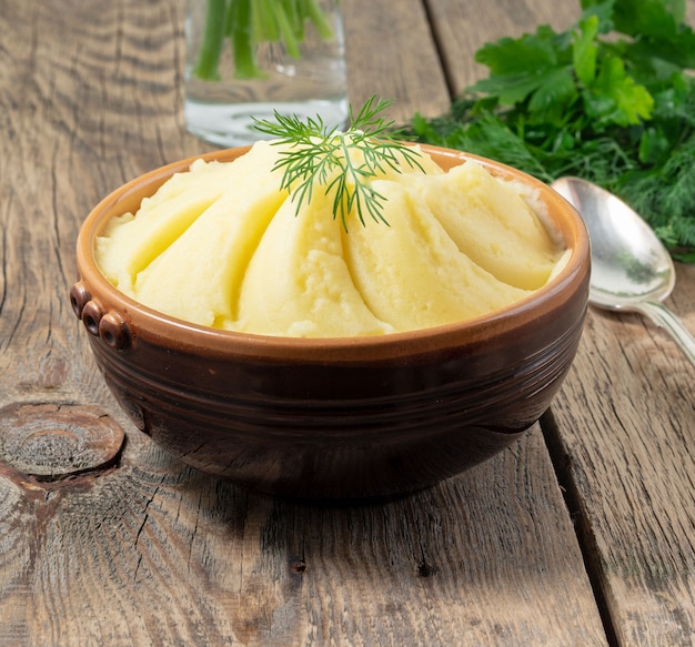 Pur De Batatas Pur Cozido Em Tigela Marrom No Fundo R Stico De