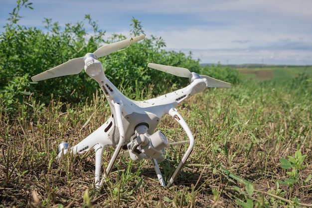 Quadcopter caiu na grama verde Foto Premium
