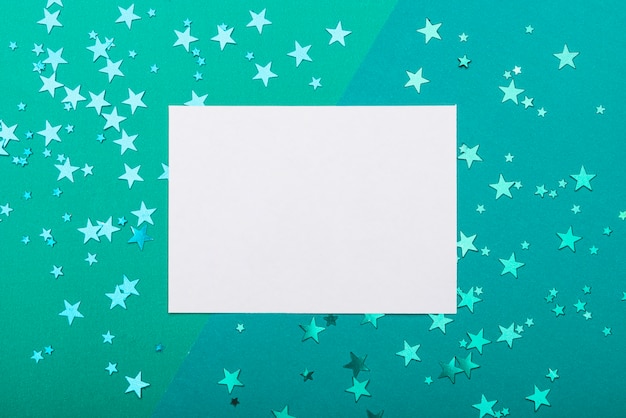 Quadro com estrelas de confete em fundo turquesa Foto gratuita