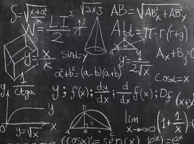 Quadro preto com fórmulas matemáticas e problemas Foto gratuita