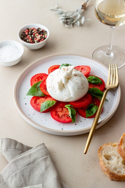 Queijo Burrata Italiano Com Tomate E Manjericão. Salada. Alimentação ...