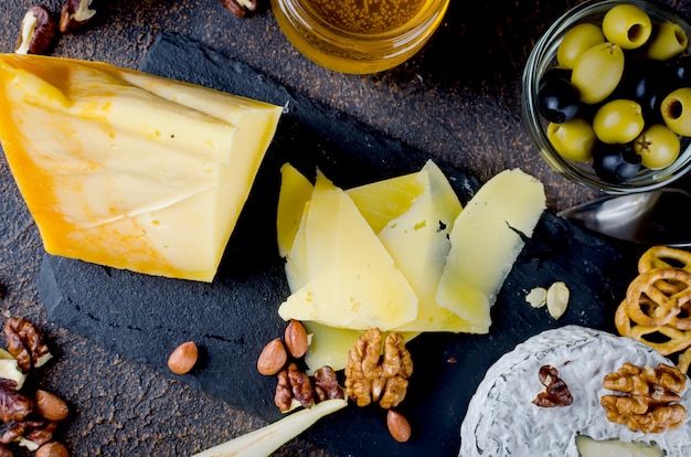 Queijo fatiado, queijo com mofo, queijo duro Foto Premium
