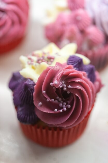 Queques saborosos do colorfull com morangos e creme. Foto Premium