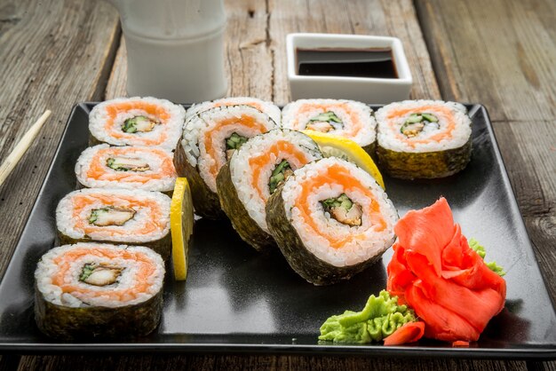Rainbow sushi roll com salmão enguia atum abacate camarão real cream cheese philadelphia